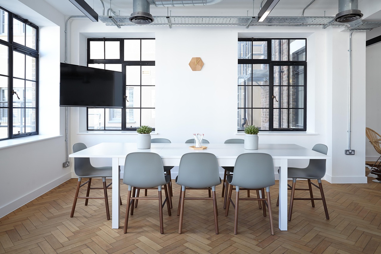 Uitschuifbare eettafel in moderne keuken.