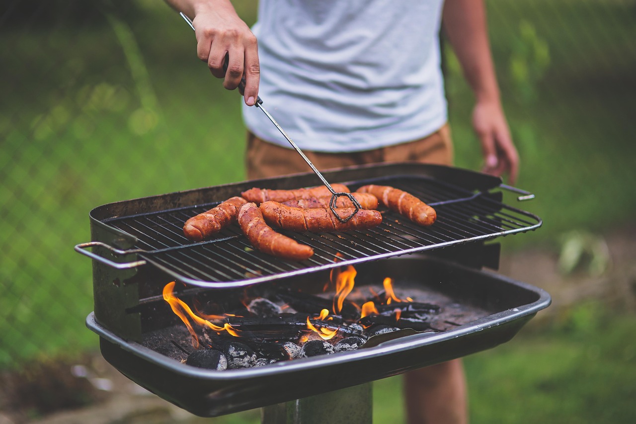 Vers getapte kombucha bij milieuvriendelijke barbecue.