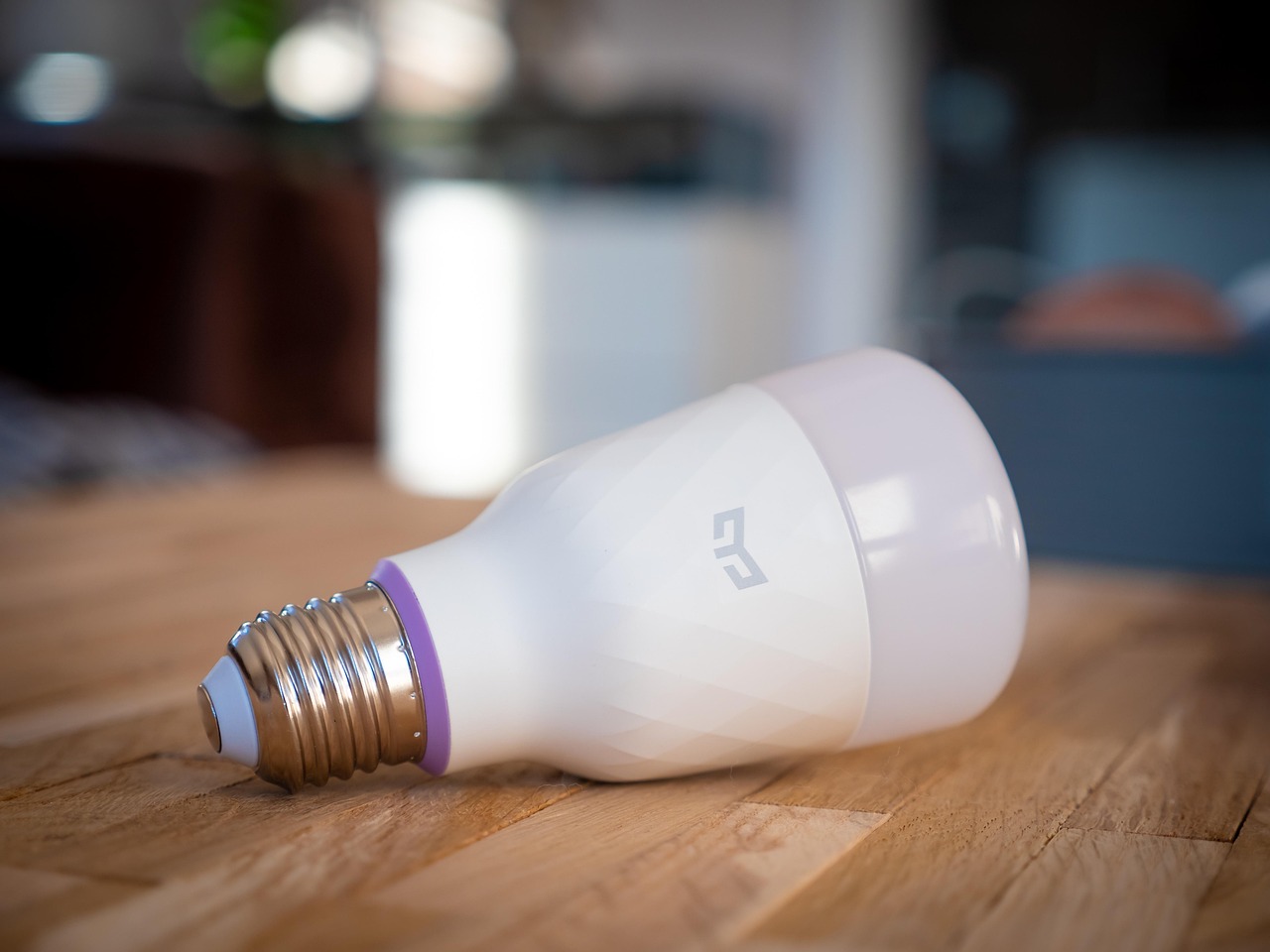 Energiezuinige slimme jaloezieën bij groot raam. Energiezuinige slimme jaloezieën bij groot raam.