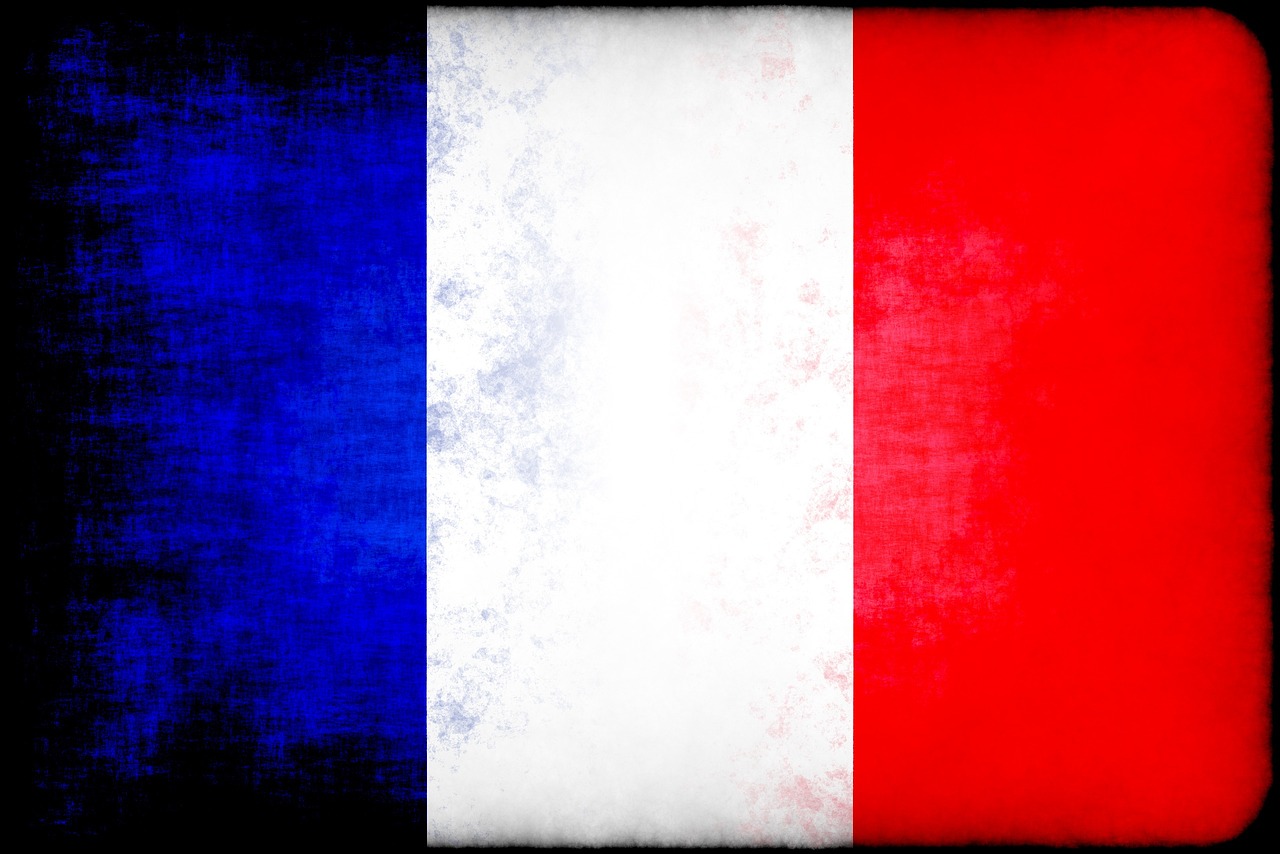 Rustieke stenen open haard in Franse woonkamer. Rustieke stenen open haard in Franse woonkamer.