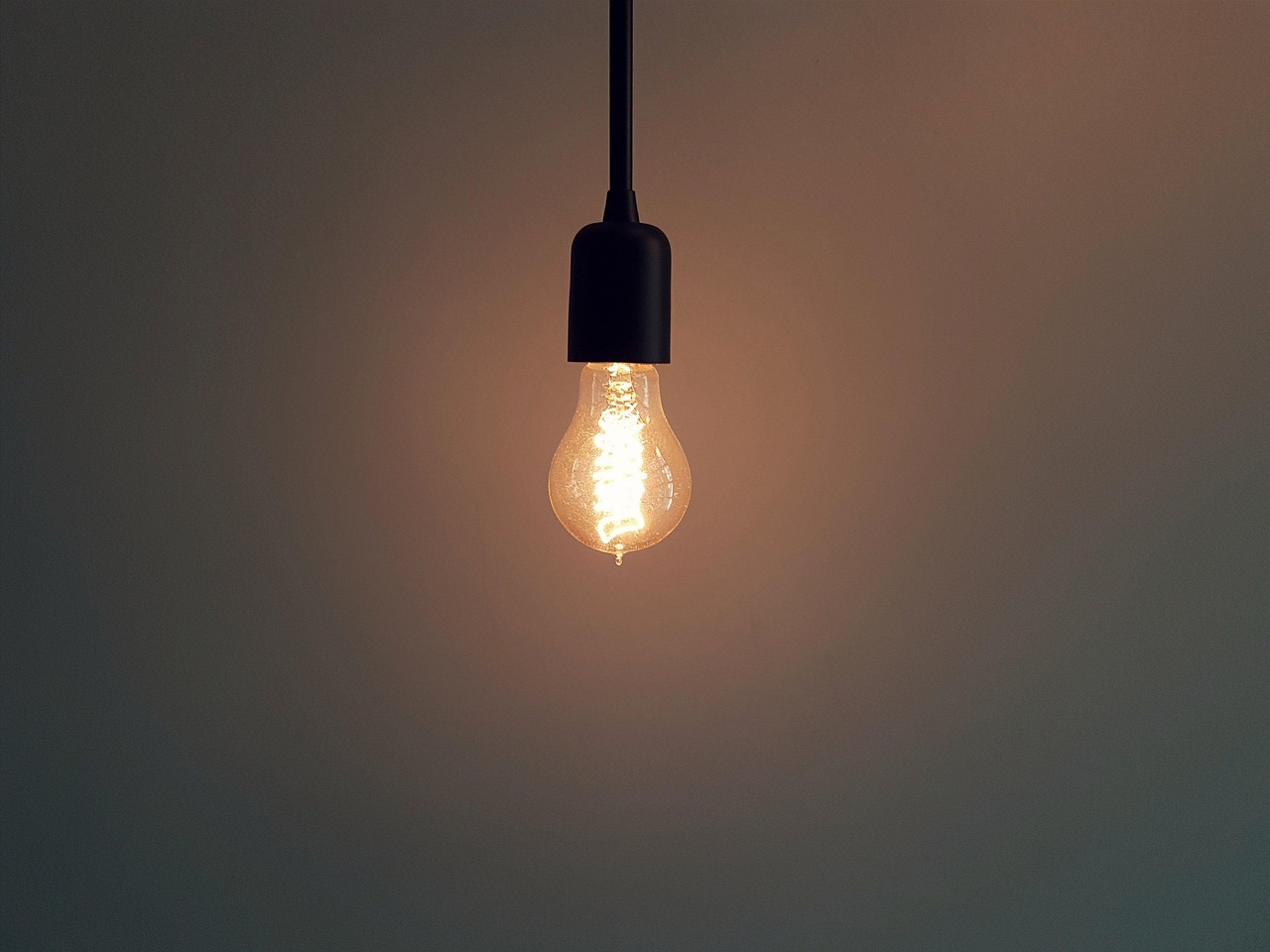 Stijlvolle lineaire lamp met warme gloed.