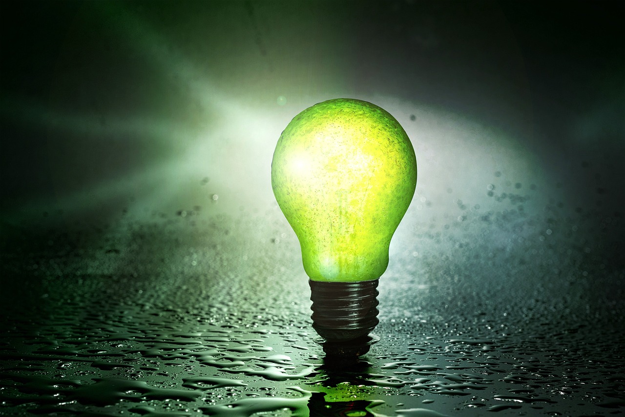 Zonovergoten huis met groene energietechnologie.