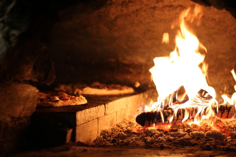 Traditionele pizza met versgebakken korst.