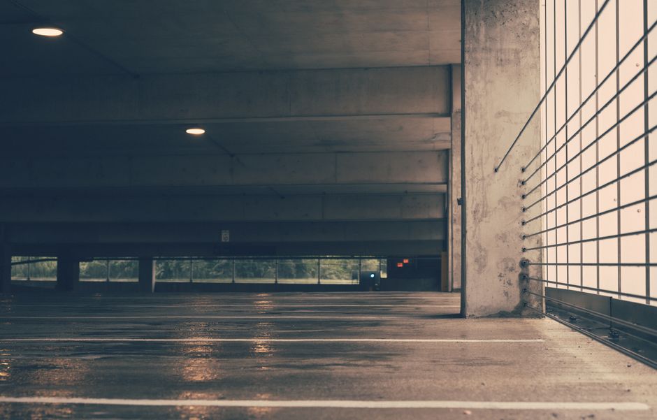 Verlichte woonkamer met gepolijst beton in 2026-stijl.