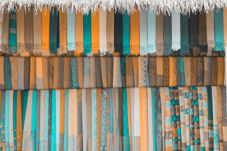 Gelaagde boho gordijnen met natuurlijke texturen.