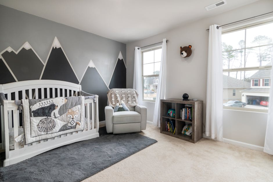 Roze gordijnen met sterren in moderne babykamer.