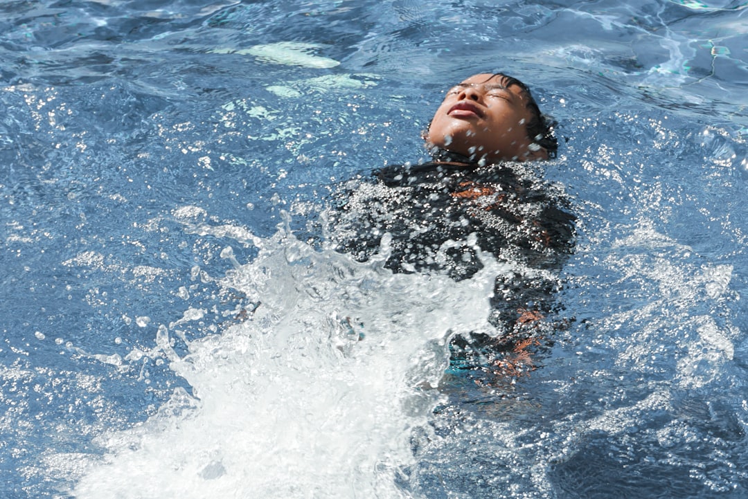 Kinderen spelen in een kleurrijk zwembad. Kinderen spelen in een kleurrijk zwembad.
