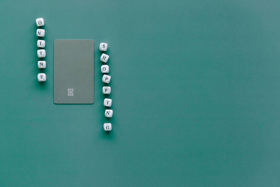 Hedendaags woonkamerinterieur met opvallend fotobehang. Hedendaags woonkamerinterieur met opvallend fotobehang.