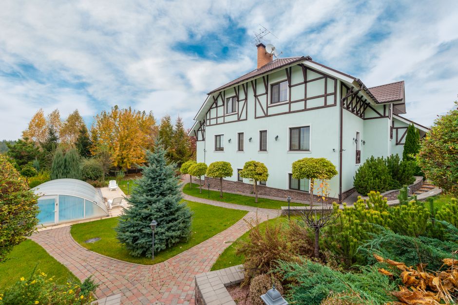 Zonnige veranda van futuristisch platteland huis. Zonnige veranda van futuristisch platteland huis.