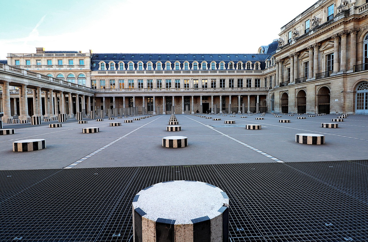 Moderne binnenplaats met rustieke houten vlonders.