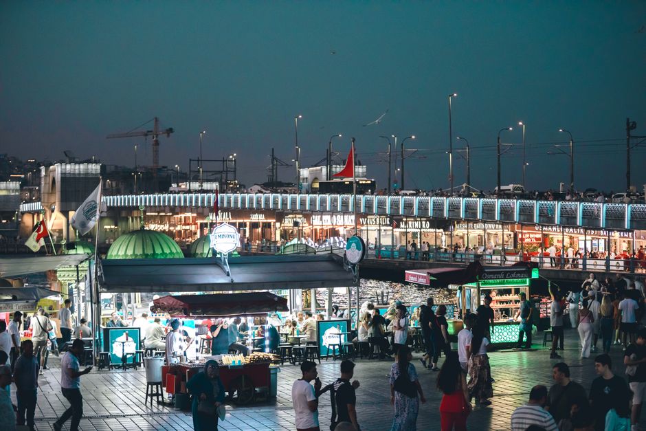 Verlichte kraampjes op een mediterrane nachtmarkt. Verlichte kraampjes op een mediterrane nachtmarkt.