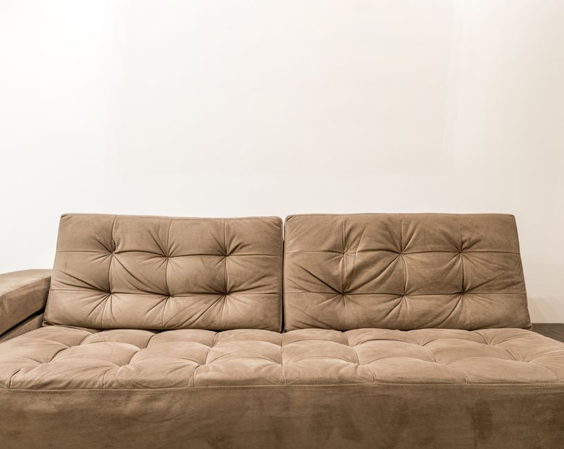 Modern interieur met suède beklede stoelen. Modern interieur met suède beklede stoelen.