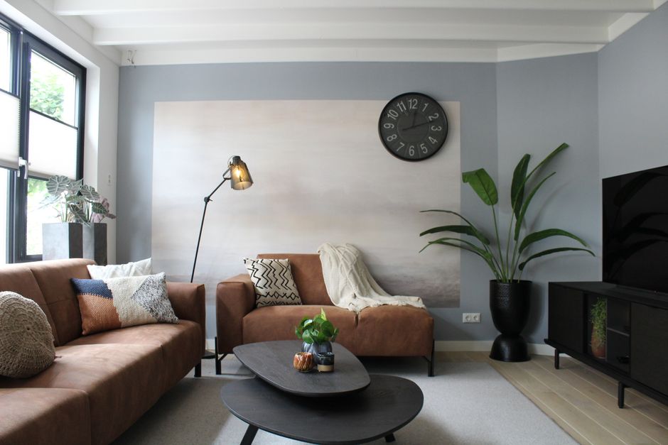 Scandinavisch woonkamerinterieur met botanisch fotobehang.