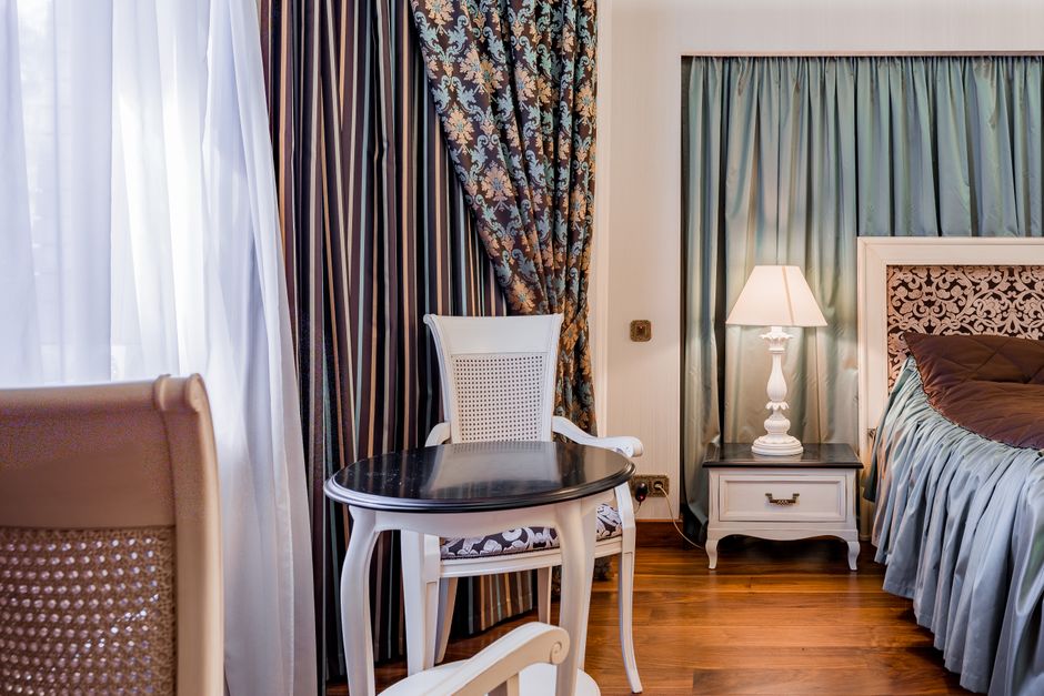 Donkergrijze verduisteringsgordijnen voor een luxe uitstraling. Donkergrijze verduisteringsgordijnen voor een luxe uitstraling.
