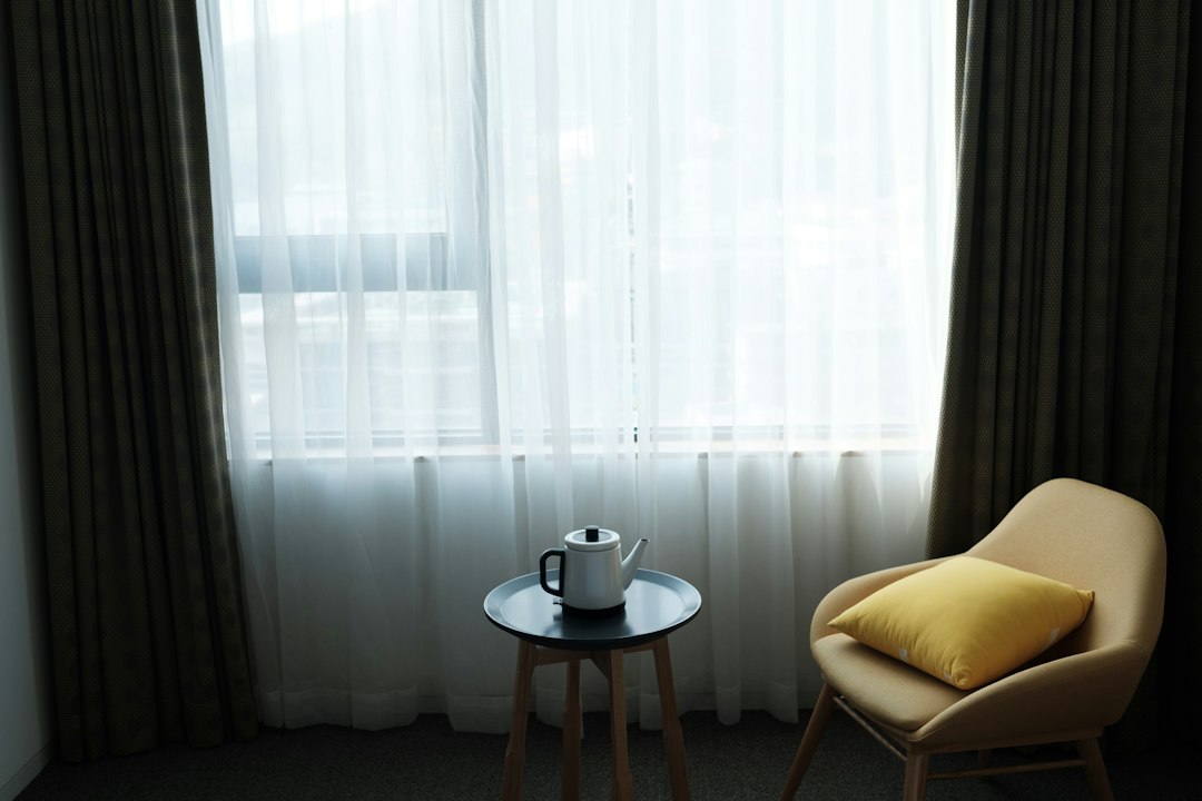 Witte hotelgordijnen met gouden accenten en zijdestof. Witte hotelgordijnen met gouden accenten en zijdestof.