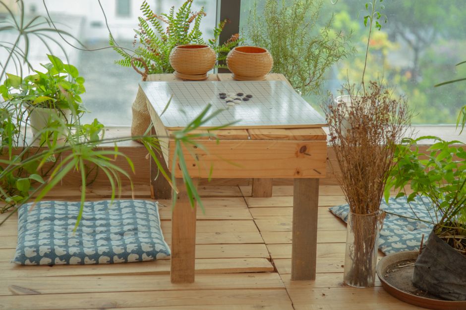 Zen stenen bij raam in sfeervol meditatiehoekje. Zen stenen bij raam in sfeervol meditatiehoekje.