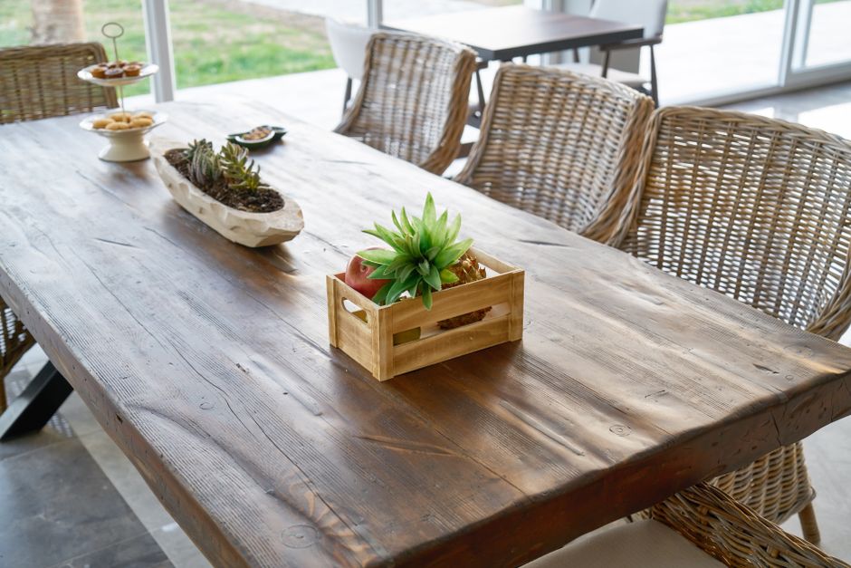 Gevlochten placemats op landelijke eettafel. Gevlochten placemats op landelijke eettafel.
