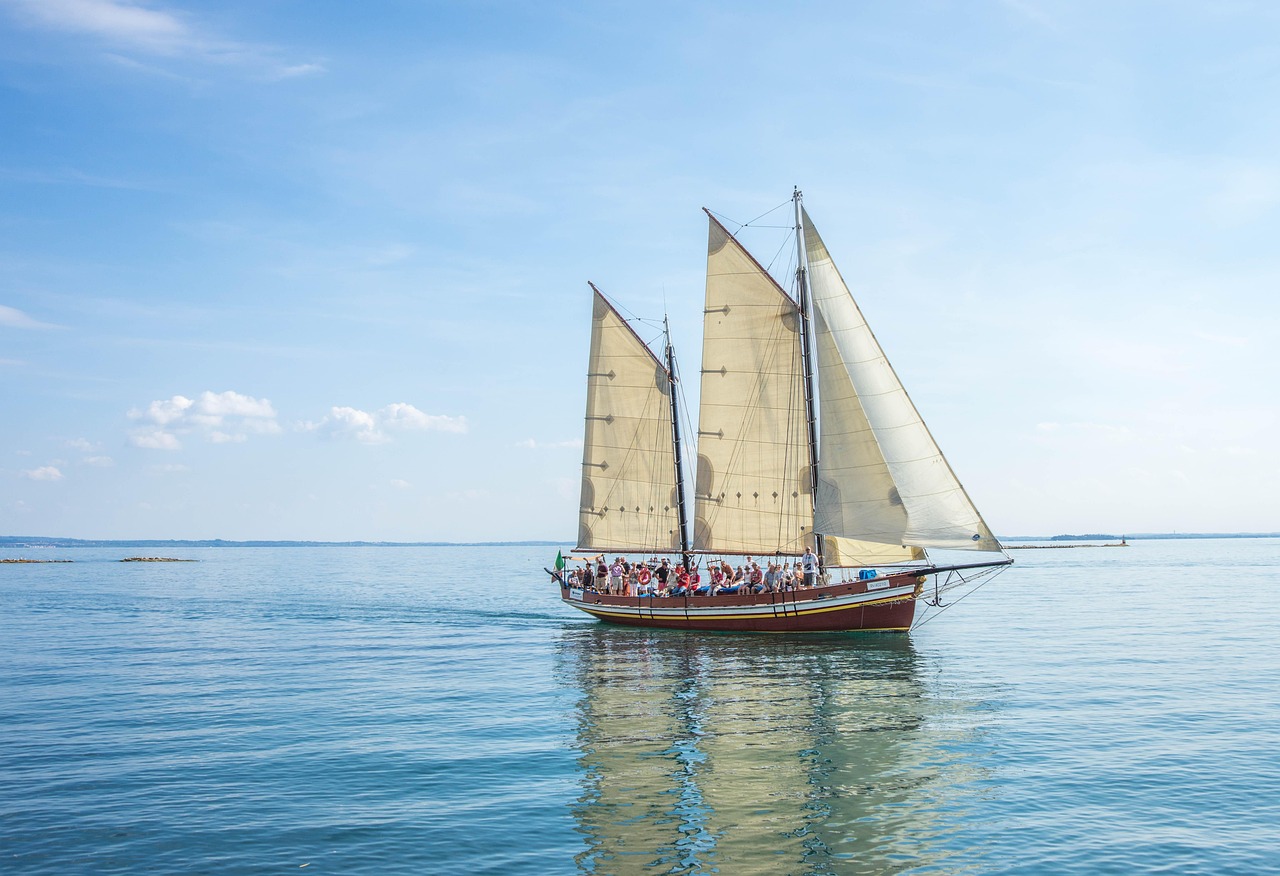 Nautische eethoek met anker- en streepthema.