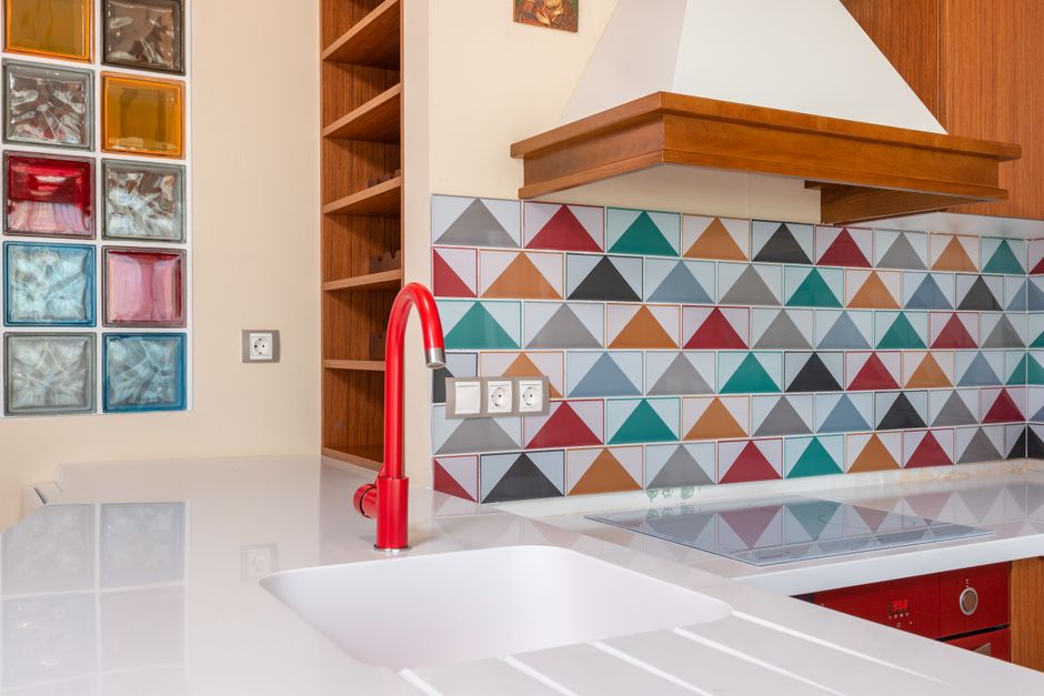 Kleurrijke glazen achterwand met geometrisch patroon. Kleurrijke glazen achterwand met geometrisch patroon.