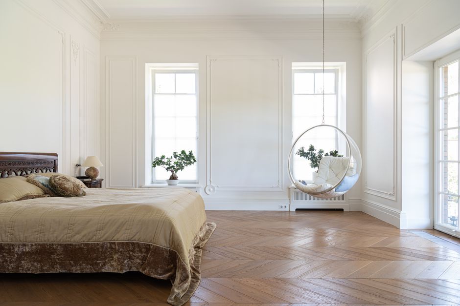 Comfortabele slaapkamer met warme, neutrale textiel.